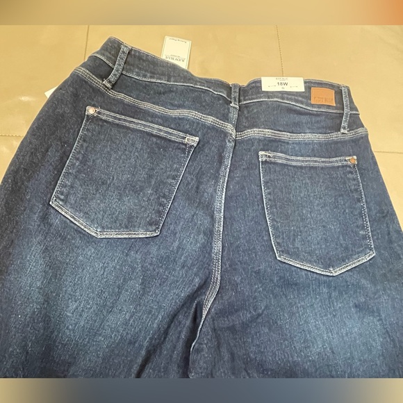 Judy Blue NWT High Waisted Raw Hem Cropped Straight Leg Jeans, Plus Size 18W - Picture 9 of 13